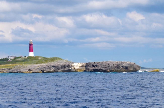 Hole-in-the-Wall Abaco (2015-2) 04 Light, hole and outcrop